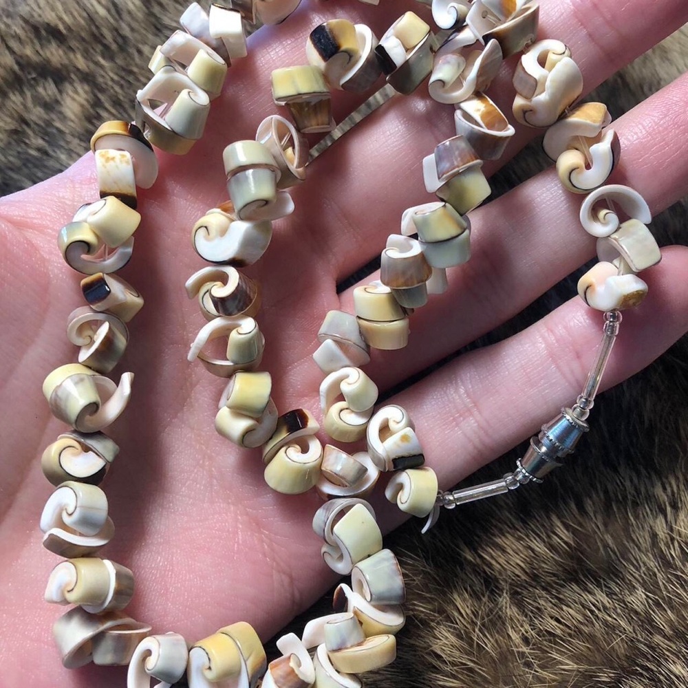 Vintage off white tiny swirly sliced/cut shell necklace